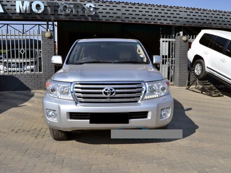 Car hire-Land cruiser V8