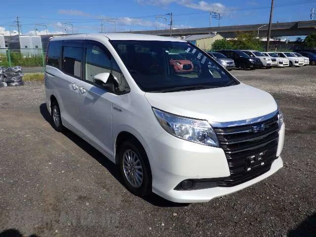 Chauffeured Toyota Noah for hire in Kikuyu