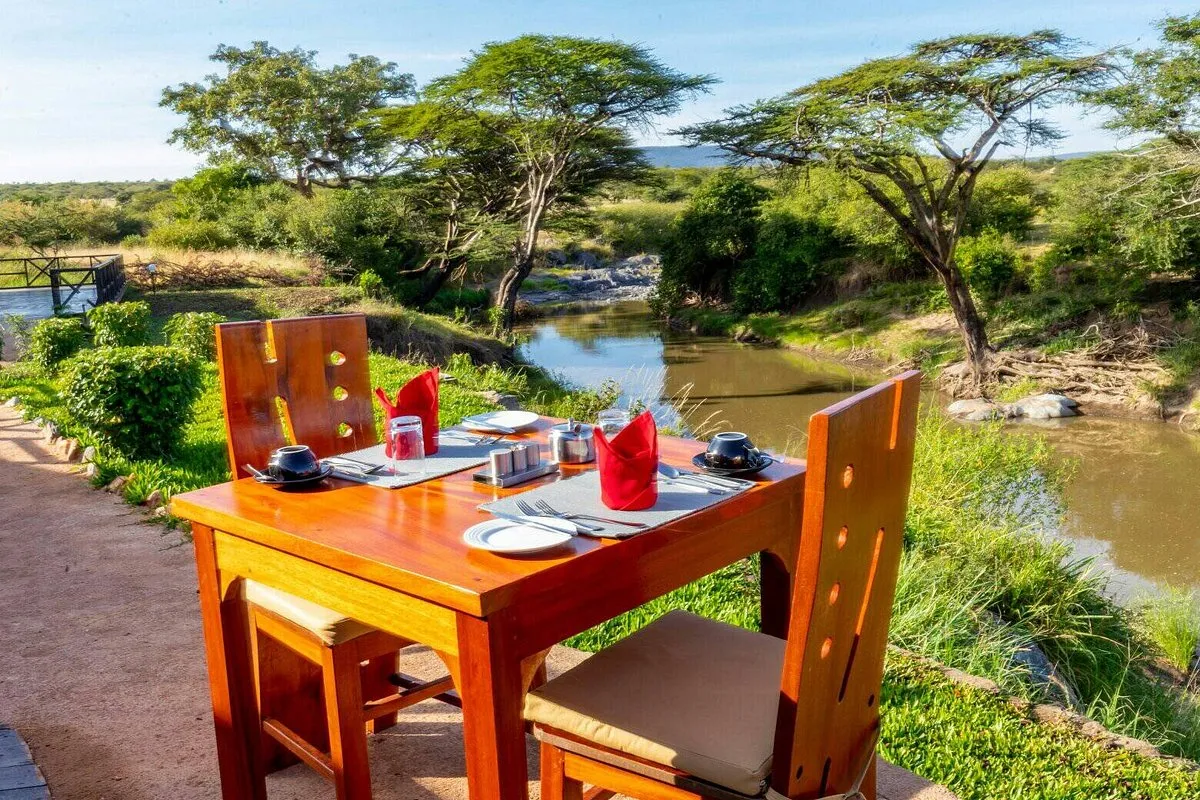 safari trip in Kenya - bush meal setting