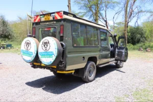 Kenya safaris Masai Mara - safari land cruiser